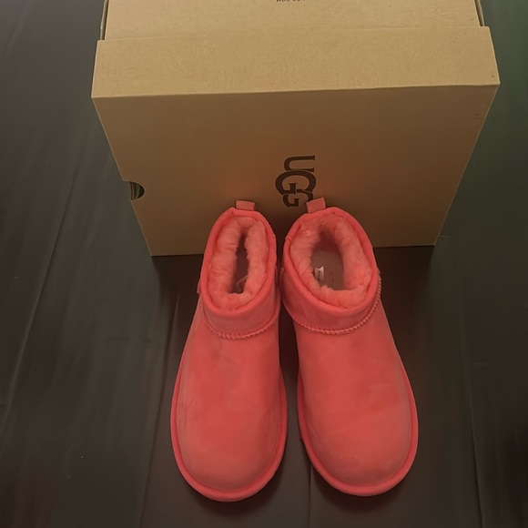 UGG Other - Kids Classic Ultra Mini size 4 Ugg with Box